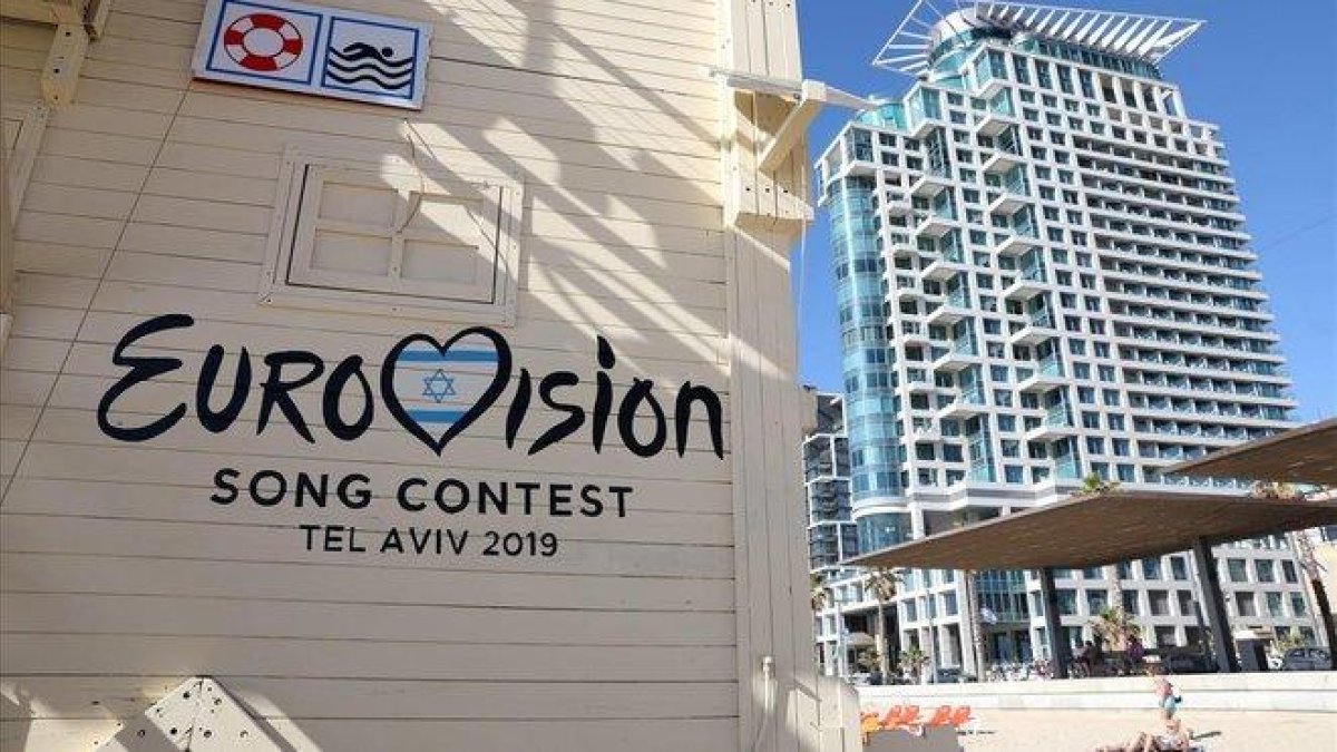 Una caseta de playa en Tel-Aviv, con el logo del Festival de Eurovisión.-ABIR SULTAN (EFE)