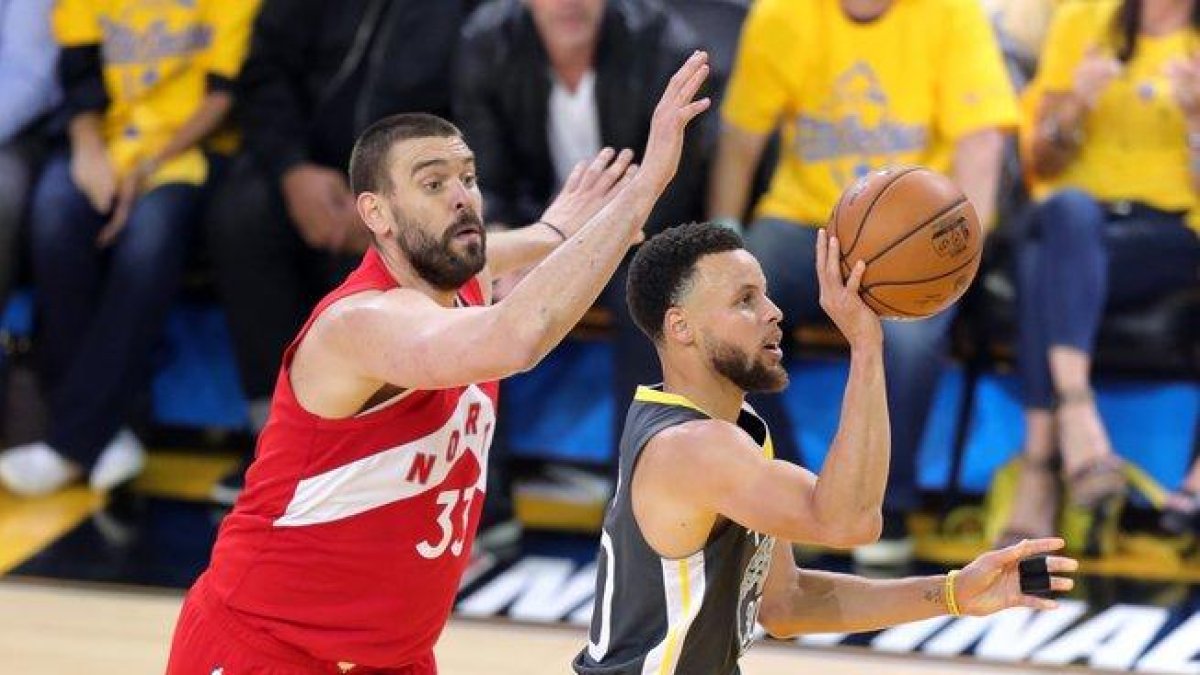 Marc Gasol y Stephen Curry, durante el partido.-