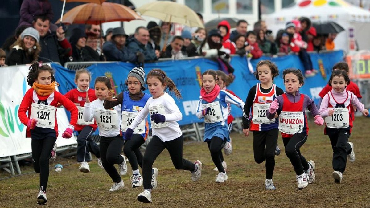 Momento de la salida de una prueba de categorías inferiores durante el Cross Internacional de Valladolid en la Cañada Real.-M. ÁLVAREZ