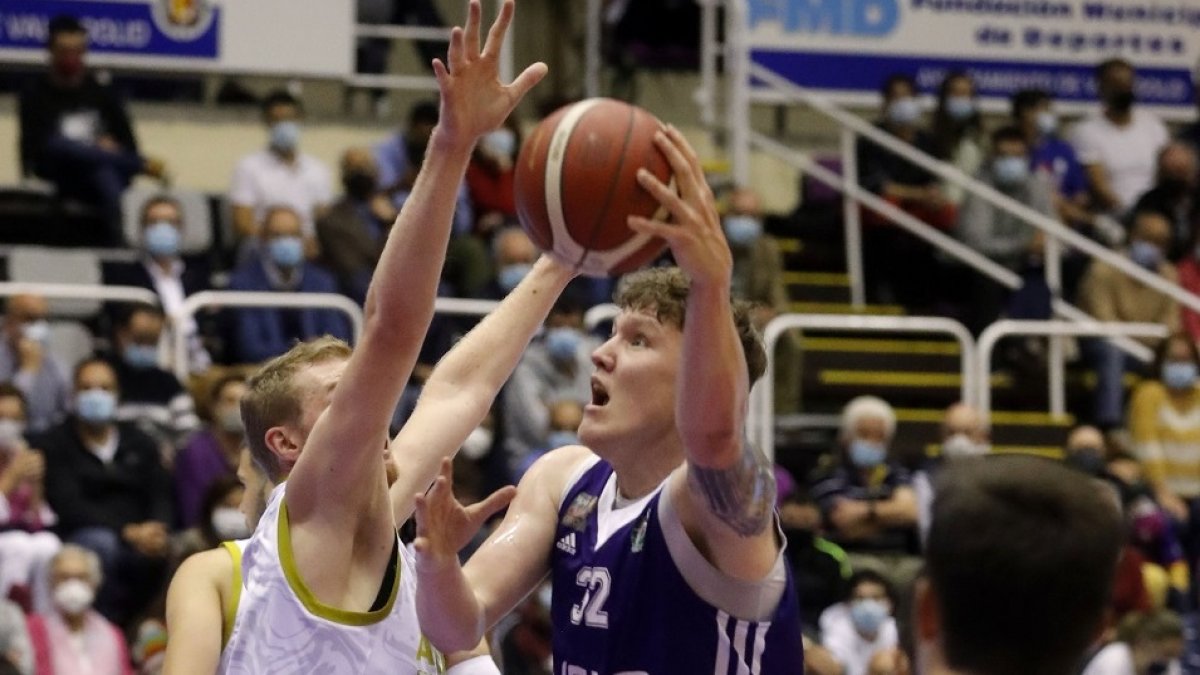 Kuiper intenta un gancho ante la defensa del Gipuzkoa Basket. / PHOTOGENIC