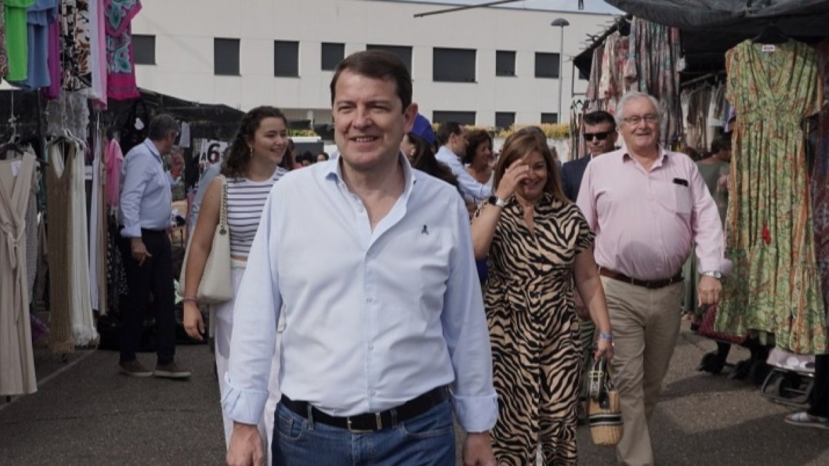 El presidente del Partido Popular de Castilla y León, Alfonso Fernández Mañueco, visita Íscar (Valladolid) junto al presidente provincial del PP, Conrado Íscar, y la número uno al Congreso por esa provincia, Mercedes Cantalapiedra y visitan el mercadillo de la localidad. -ICAL