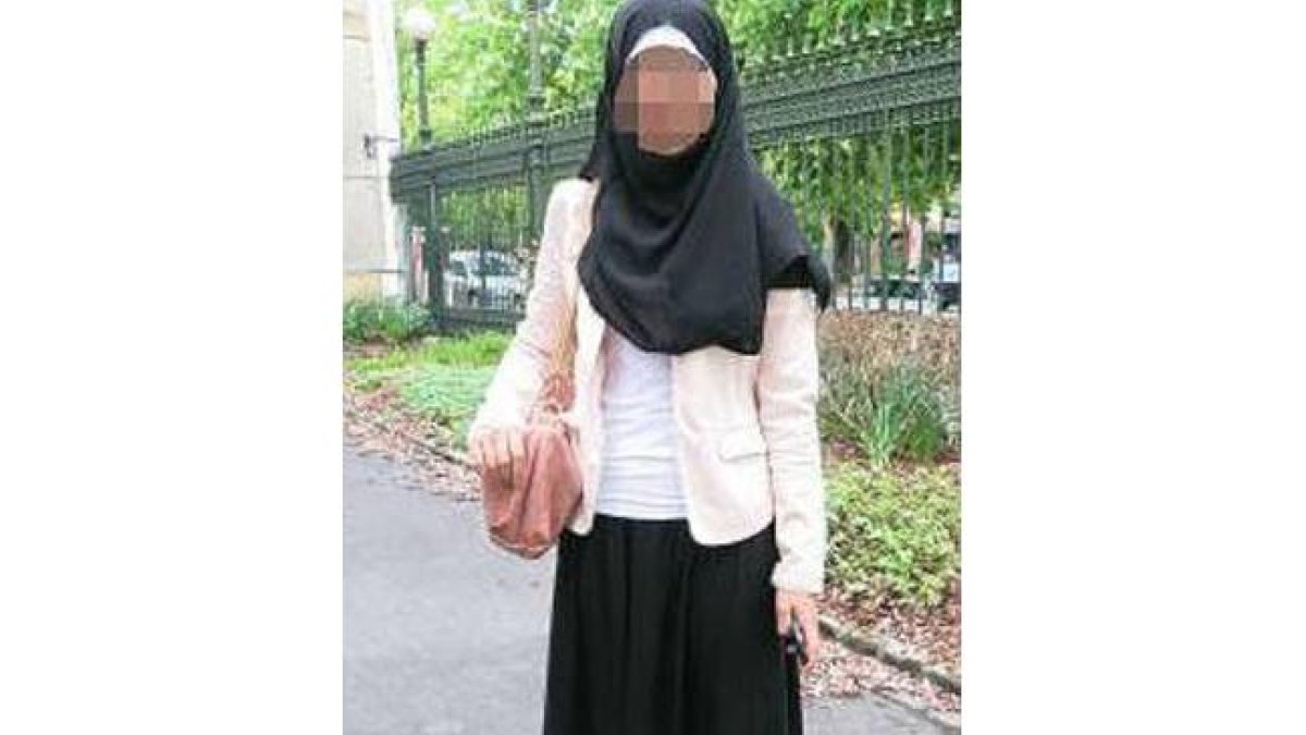 La joven musulmana, con el velo islámico y la polémica falda negra.-