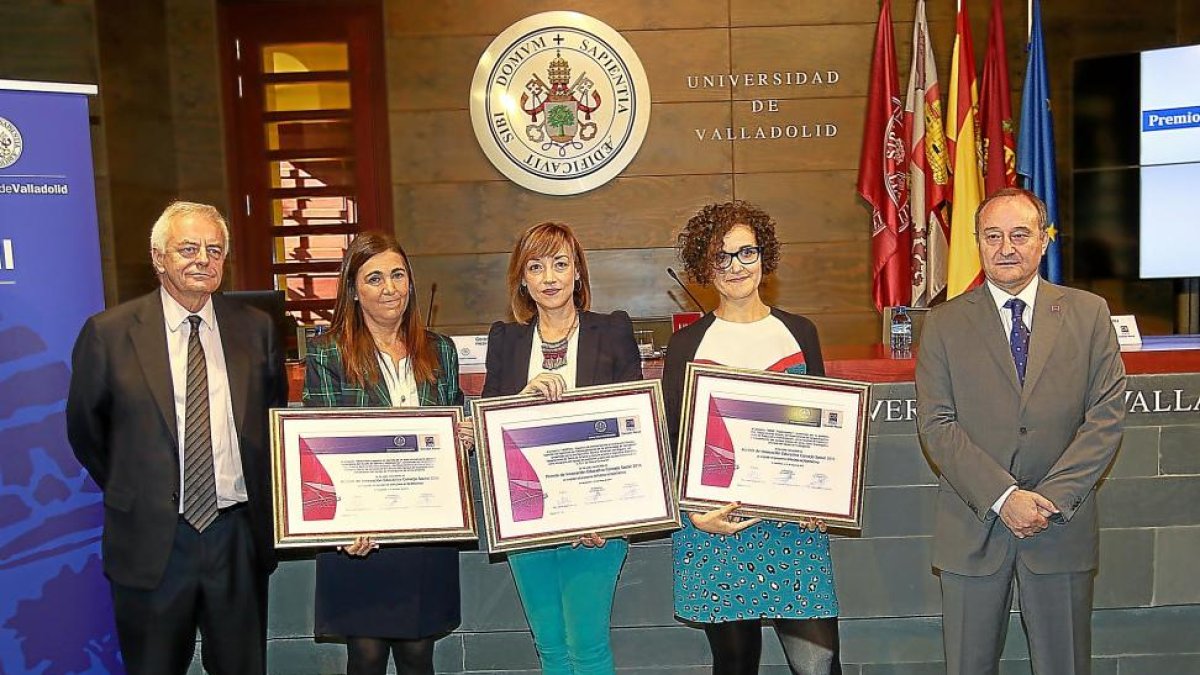 Gerardo Gutiérrez, Cristina Beatriz Martínez, Patricia Fernández, Susana Álvarez y Daniel Miguel en la entrega de premios del Consejo Social de la UVA.-J. M. LOSTAU