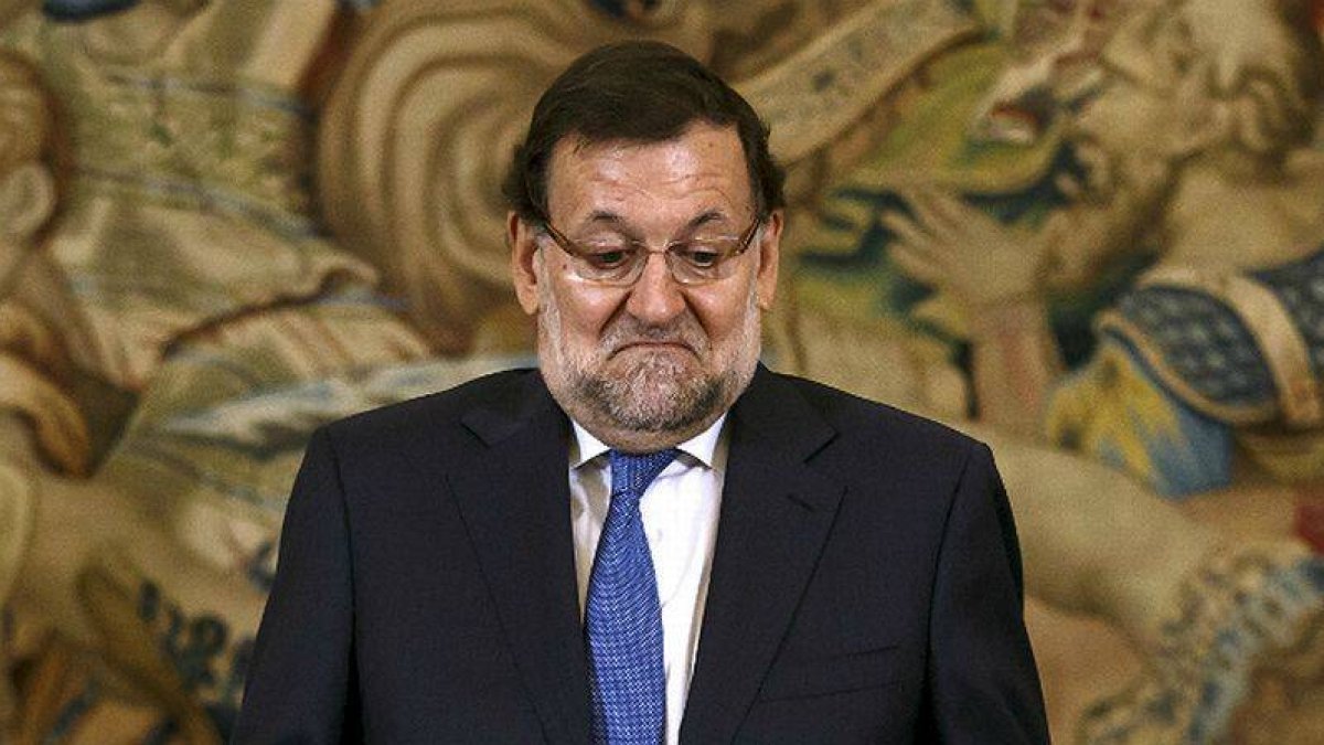 Las muecas de Rajoy al ser preguntado por los cambios en el Ejecutivo.-Foto: REUTERS