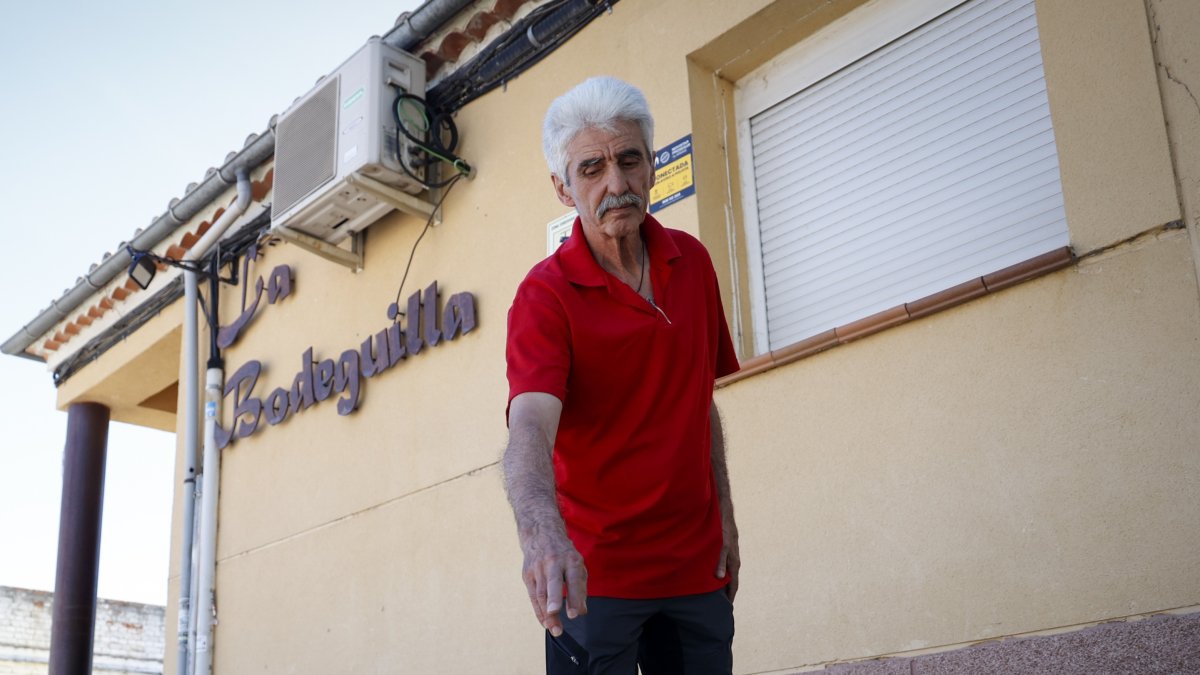 Roberto Gómez, junto al lugar en el que mataron en 2007 a su hijo Óscar, en el bar que el joven regentaba en Tordesillas. PHOTOGENIC