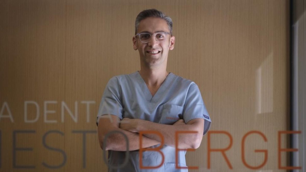 El dentista Ernesto Berges en las instalaciones de su clínica en Salamanca.-ENRIQUE CARRASCAL