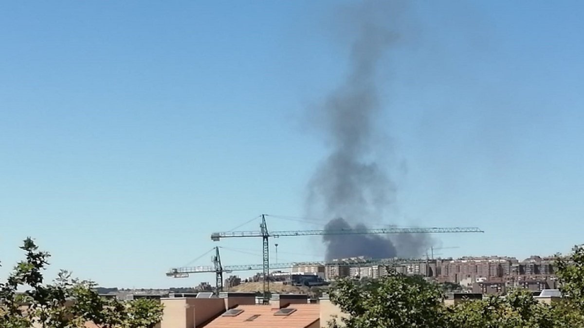 Columna de humo del incendio en la planta de reciclaje de Villanubla vista desde el barrio vallisoletano de Covaresa. - EUROPA PRESS