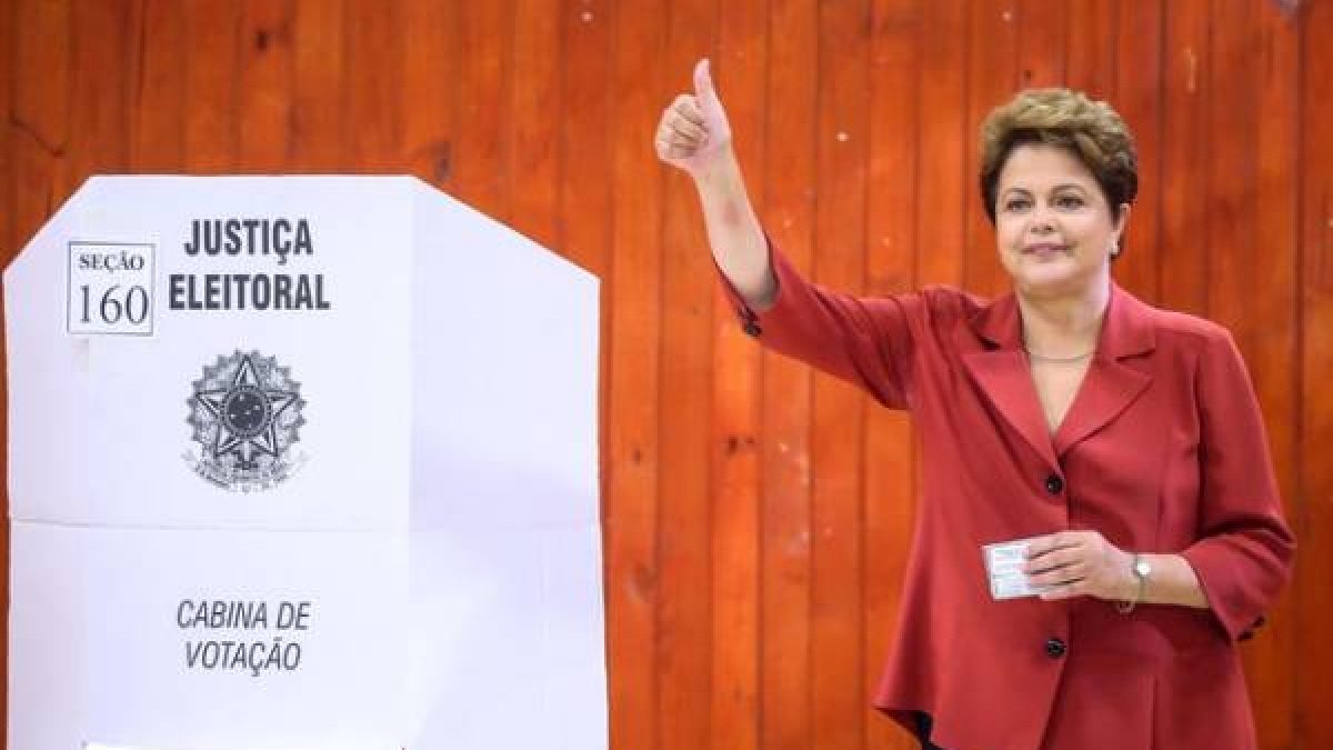 Dilma Rousseff deposita su voto en un colegio electoral de Porto Alegre, este domingo.-Foto:  AFP / JEFFERSON BERNARDES