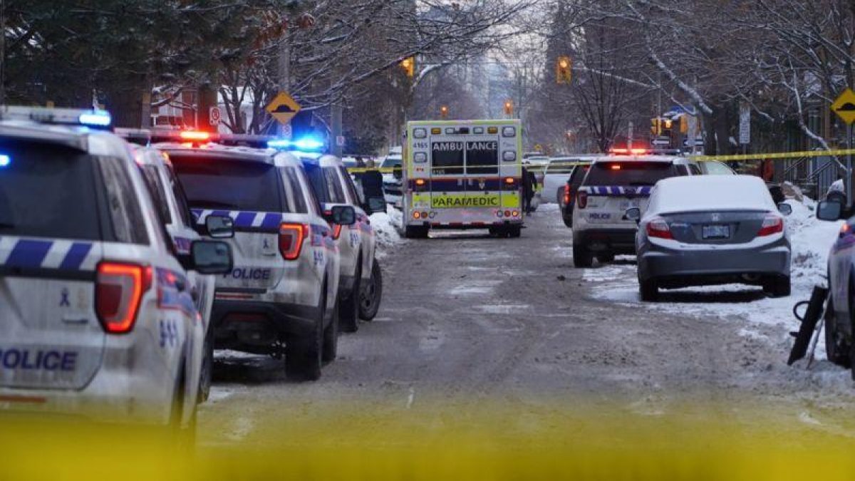 Unidades de Emergencia atendiendo a las víctimas del tiroteo en Ottawa este miércoles. - TWITTER-TWITTER