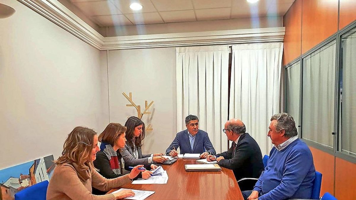 Alberto Plaza preside la reunión de la mesa de contratación del mantenimiento del alumbrado, anteayer.-EL MUNDO