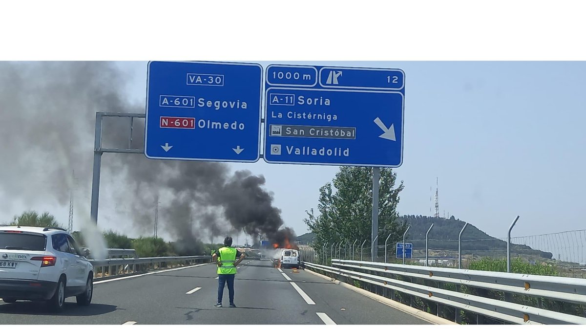 Arde una furgoneta en la VA-30 de Valladolid.- E.M.