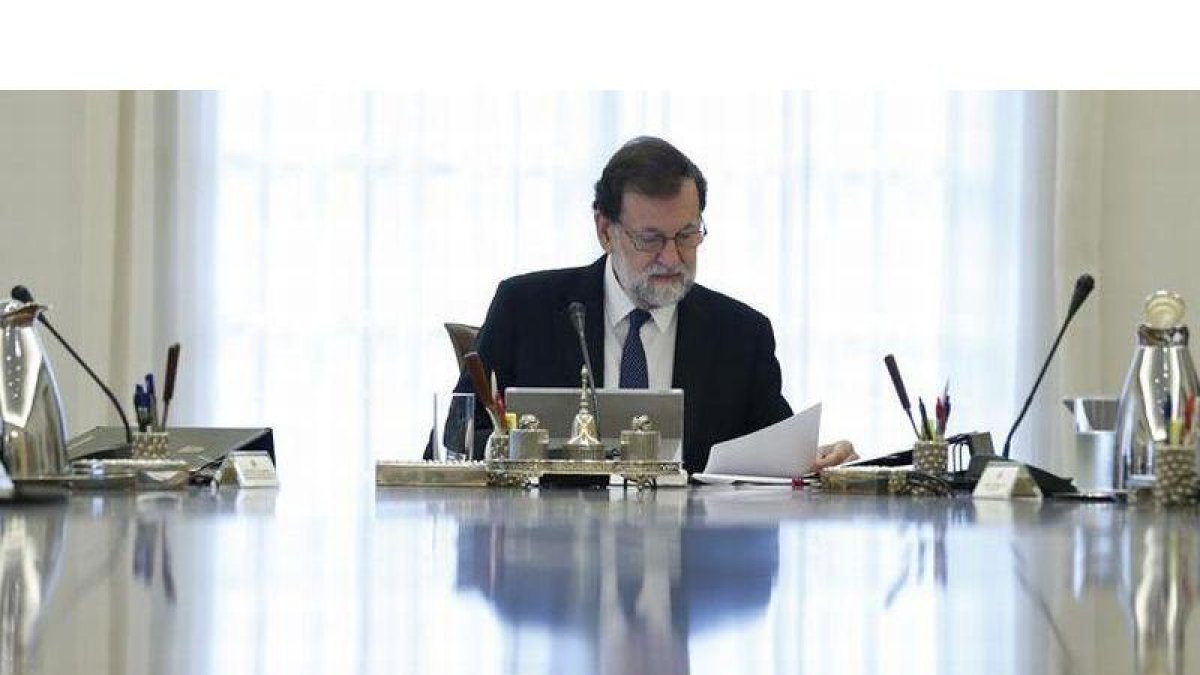 El jefe del Ejecutivo, Mariano Rajoy, preside la reunión extraordinaria del Consejo de Ministros en la que se aprobarán las medidas concretas en aplicación del artículo 155 de la Constitución para hacer frente a la actuación del presidente de la Generalit-EFE / JUAN CARLOS HIDALGO