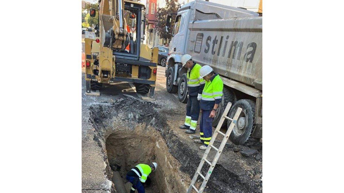 Trabajos de reparación de una tubería en la avenida de Burgos.- E. PRESS