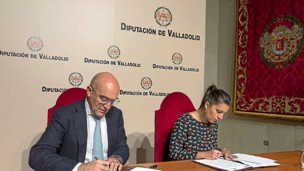 El presidente de la Diputación, Jesús Julio Carnero, y la presidenta de ATA, Soraya Mayo, esta mañana en la firma-E.M