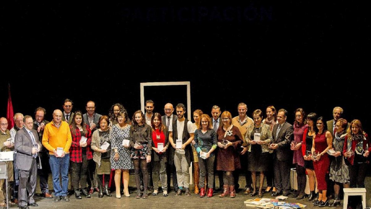 Foto de familia de los 23 grupos participantes en la Muestra de Teatro Provincia de Valladolid, ayer, sobre el escenario del Zorrilla.-J. M. Lostau