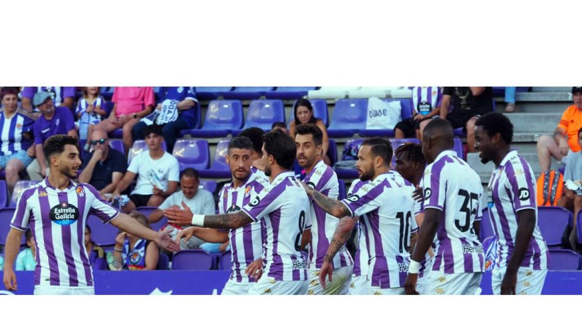 Jugadores del Real Valladolid celebran uno de los goles logrados ante el Rayo. / PHOTOGENIC