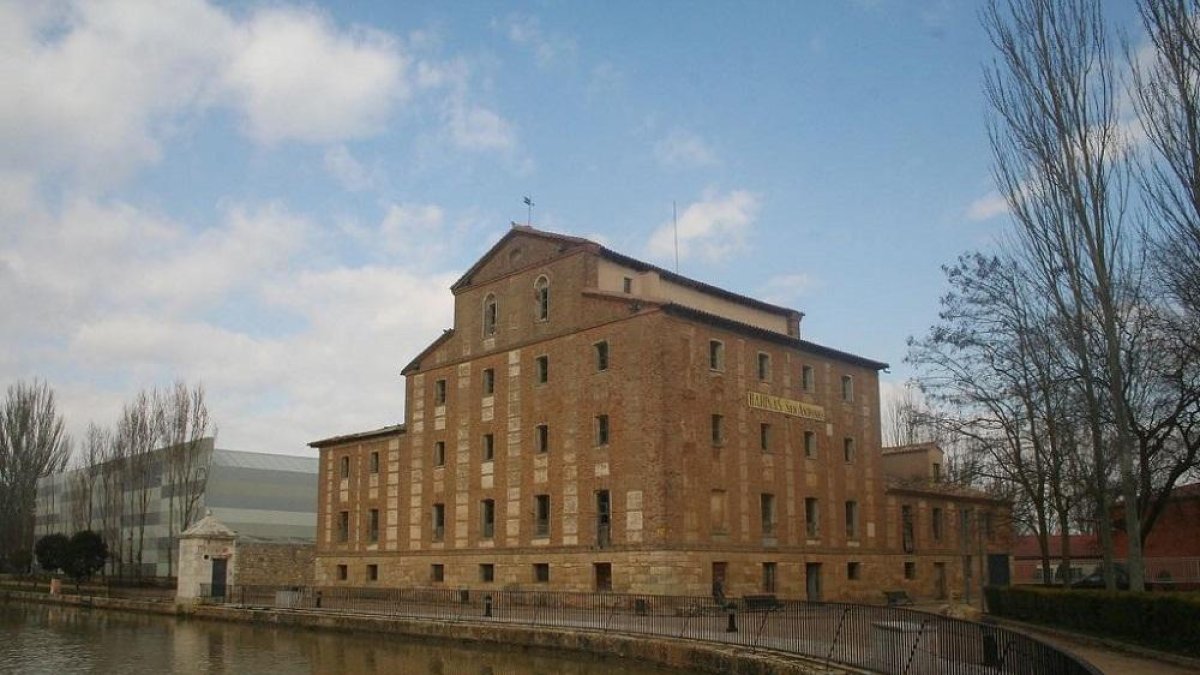 Antigua fábrica de harinas de San Antonio, junto a la dársena del Canal de Castilla en Medina de Rioseco.-D.V.