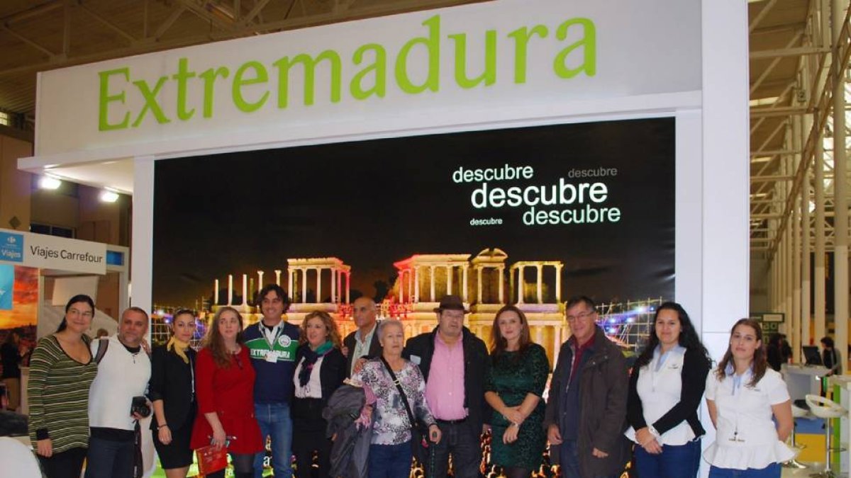 La directora general de Turismo del Gobierno de Extremadura, Elisa Cruz (4D), con un grupo de visitantes en el stand de Intur-Ical