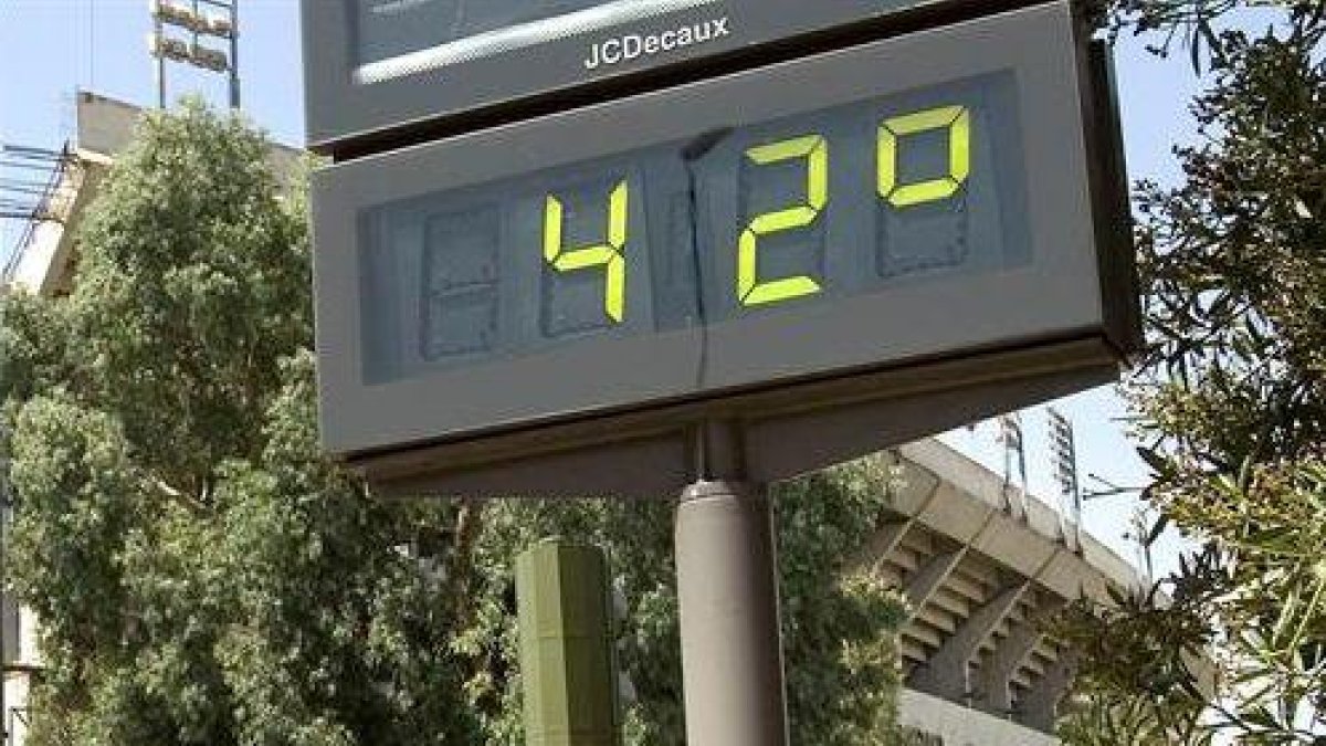 Vista de un estadio de fútbol, donde el termómetro marca 42 grados.-EFE / ARCHIVO