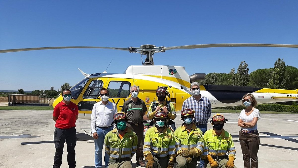 Cobos con personal del Helipuerto de Quintanilla. - JCYL