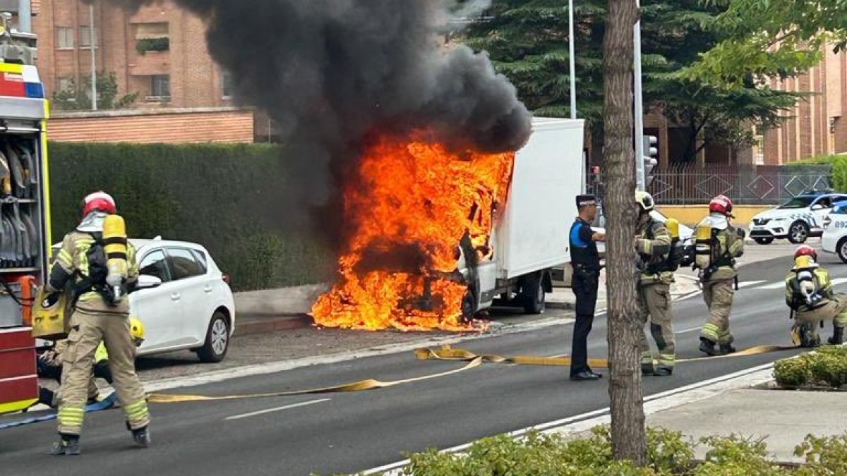 Incendio de un camión en Parquesol.- TWITTER POLICÍA MUNICIPAL