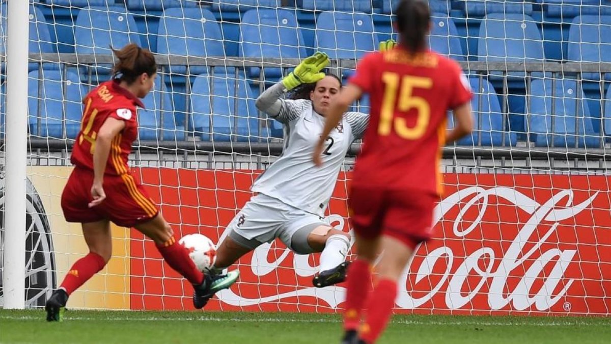 Vicky Losada marca el 1-0 ante Portugal.-AFP / DANIEL MIHAILESCU