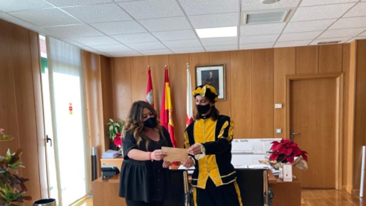 El Paje Real de los Reyes Magos de Oriente con Ana Sánchez Manzano, Segunda Teniente de Alcalde de Arroyo de la Encomienda. - E.M.