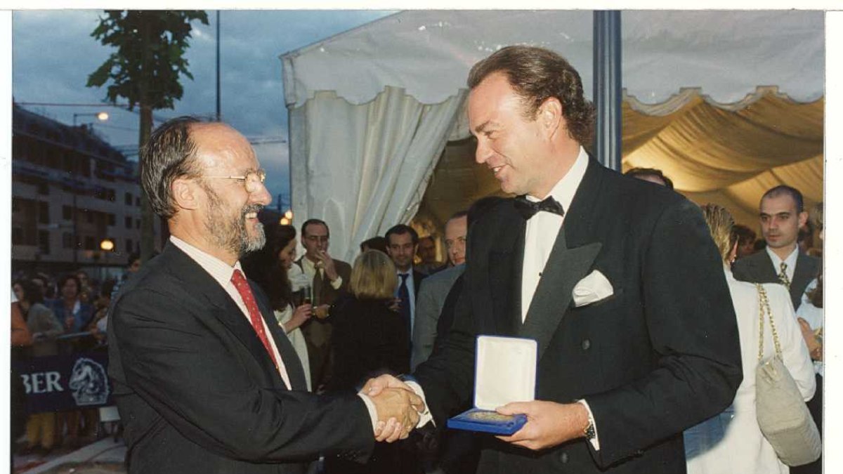 El alcalde de Valladolid, Francisco Javier León de La Riva, saluda a Bertín Osborne, en la inauguración del Parque Alameda en 1997. - ARCHIVO MUNICIPAL DE VALLADOLID