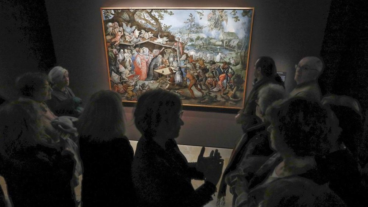 La directora del  Museo de Escultura,  María Bolaños, junto a las ‘Tentaciones de San Antonio’, el cuadro de Jan Brueghel de Velours que articula la exposición. En la fotografía del centro, Didier Belondrade, contempla la escultura de un demonio de madera-