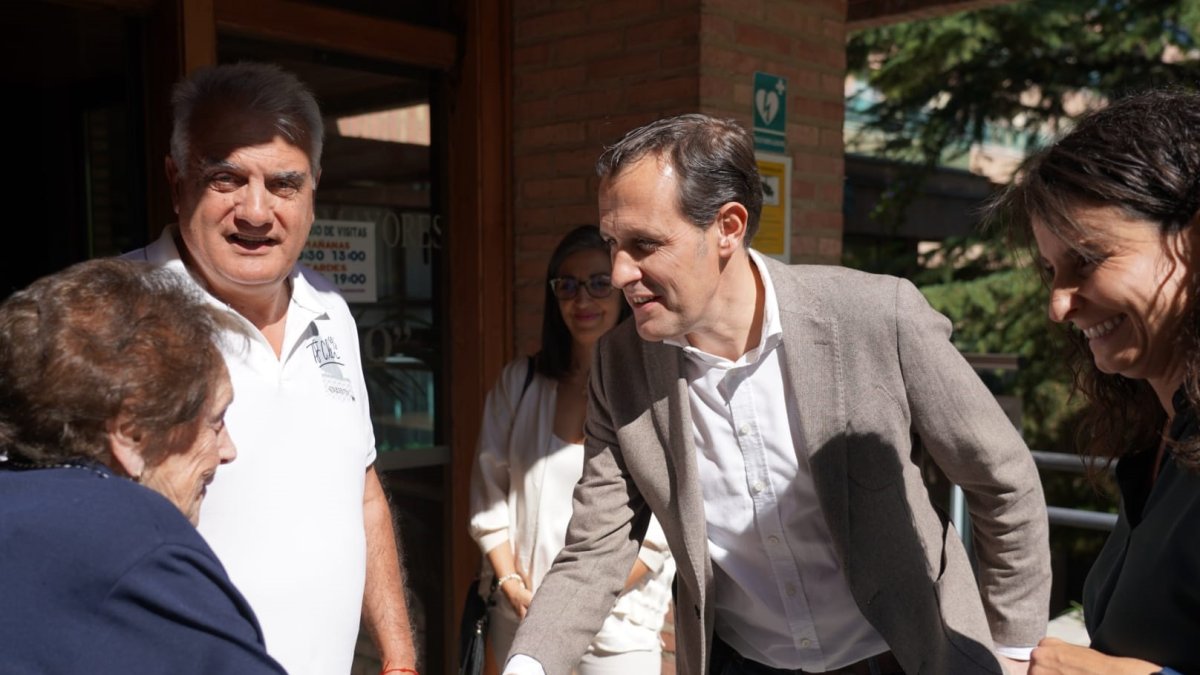 Conrado Íscar visita los centros residenciales Doctor Villacián y Cardenal Marcelo en el Día de las Personas de Edad. E. M.