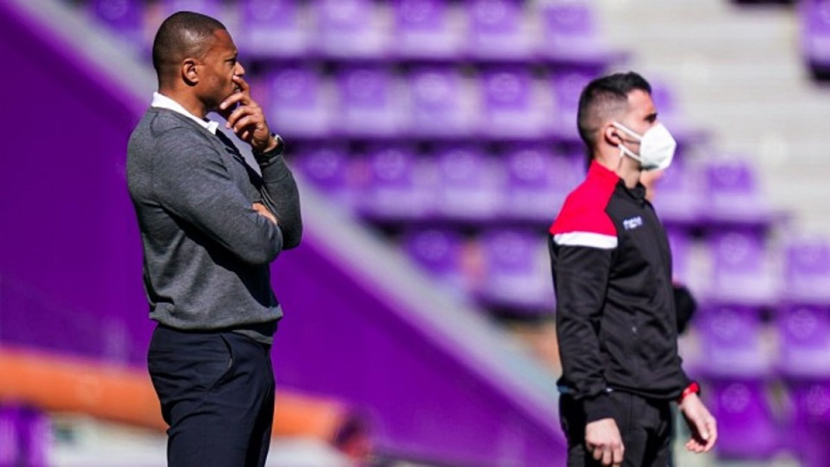 Julio Baptista en la banda ante el Racing de Ferrol. / R. V. / I. SOLA