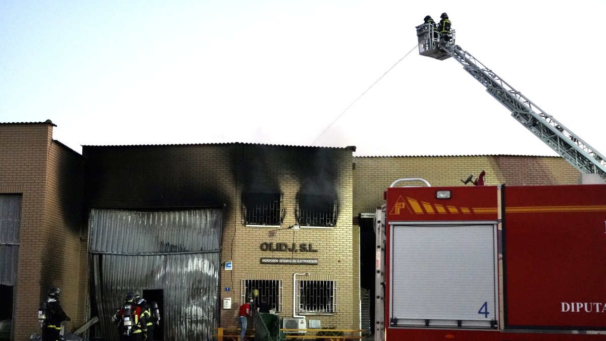 Incendio en unas naves industriales en Santovenia de Pisuerga (Valladolid). -ICAL