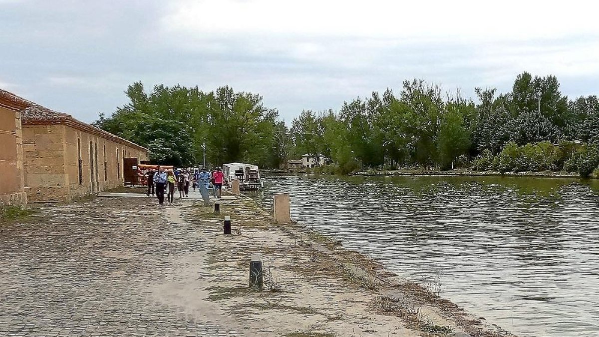 Un grupo de visitantes sale del barco ‘Antonio de Ulloa’ en la dársena de Medina de Rioseco.-S. G. C.