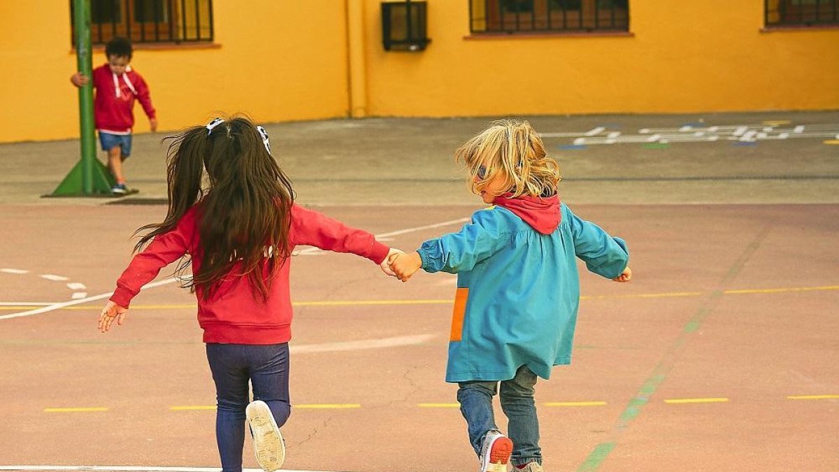 Niños corriendo en el patio del colegio. Imagen de archivo. / E. M.