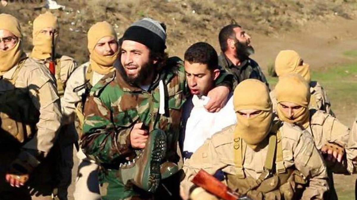 Yihadistas exhiben al piloto jordano capturado, en una imagen difundida por el Estado Islámico.-AFP