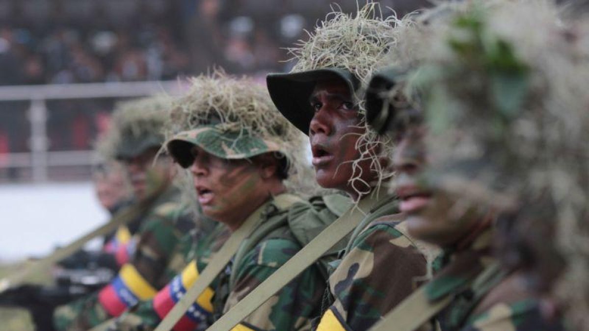 Las autoridades migratorias de Colombia cifran en más de 400 el total de militares venezolanos que han cruzado las fronteras terrestres desde el fin de semana pasado.-EFE