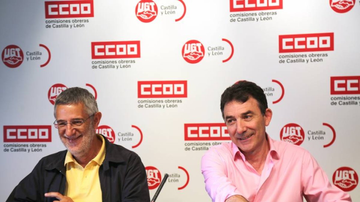 El secretario regional de UGT, Agustín Prieto, junto al coordinador regional de CCOO, Ángel Hernández, durante la rueda de prensa-ICAL