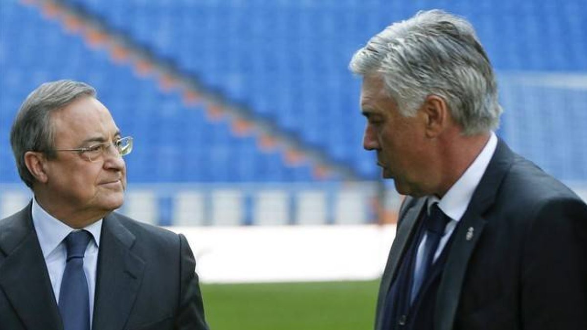 Florentino y Ancelotti charlan en el Bernabéu.-Foto:   EFE / JUAN CARLOS HIDALGO
