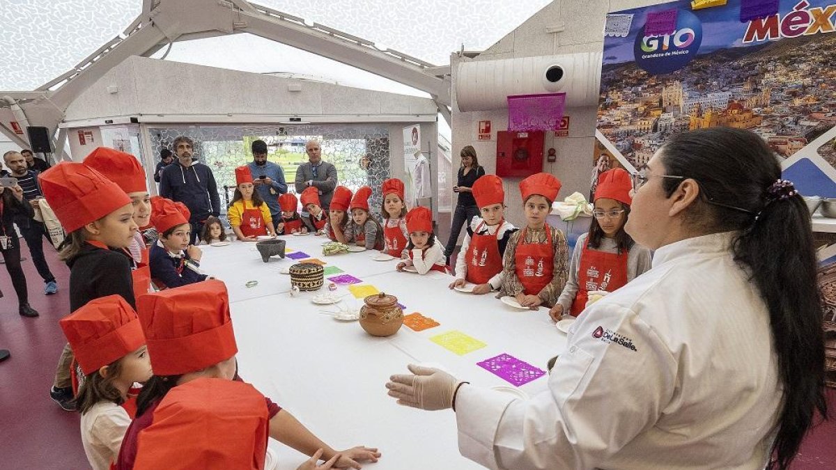 Niños en un programa de cocina en una imagen de archivo - E.M