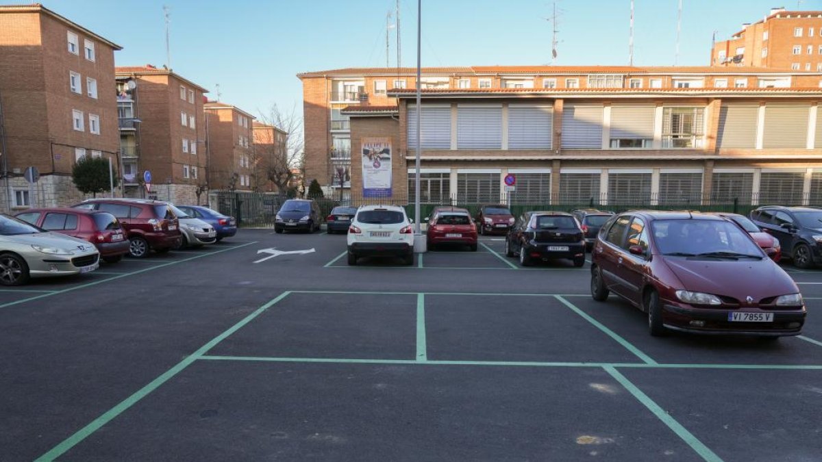Nuevo aparcamiento para residentes en el colegio Felipe II, en el barrio del Cuatro de Marzo. J.M. LOSTAU