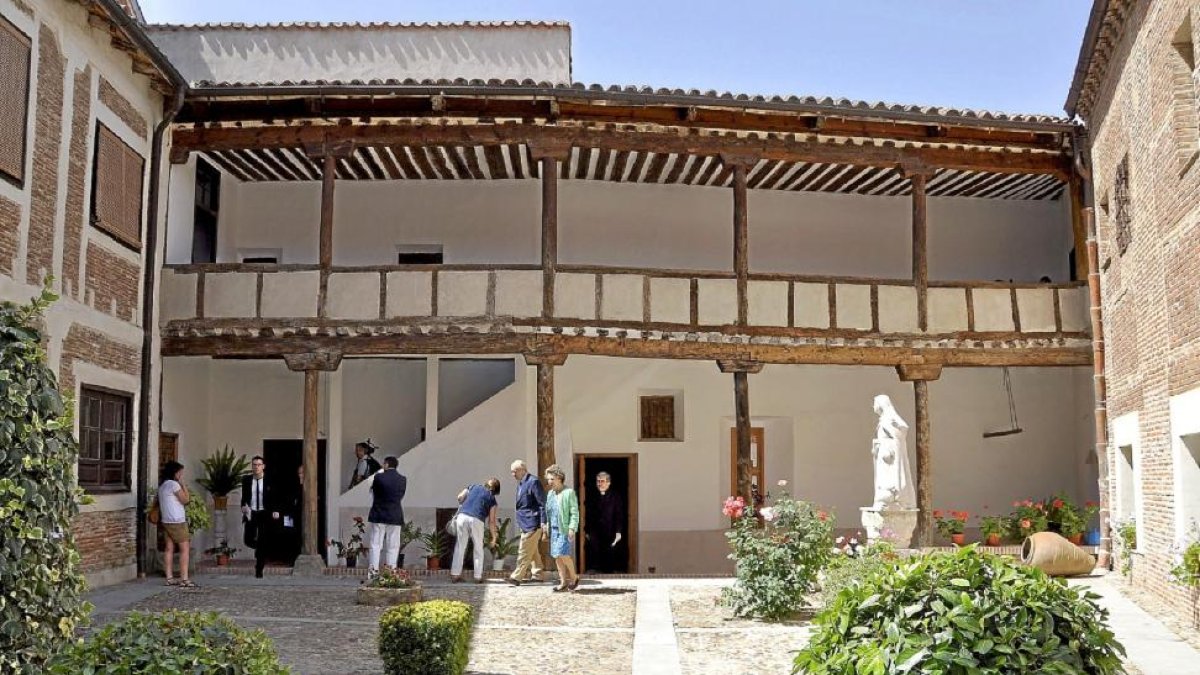 Visitantes en el patio del Convento de las Carmelitas, uno de los abiertos al público en Medina del Campo-Santiago