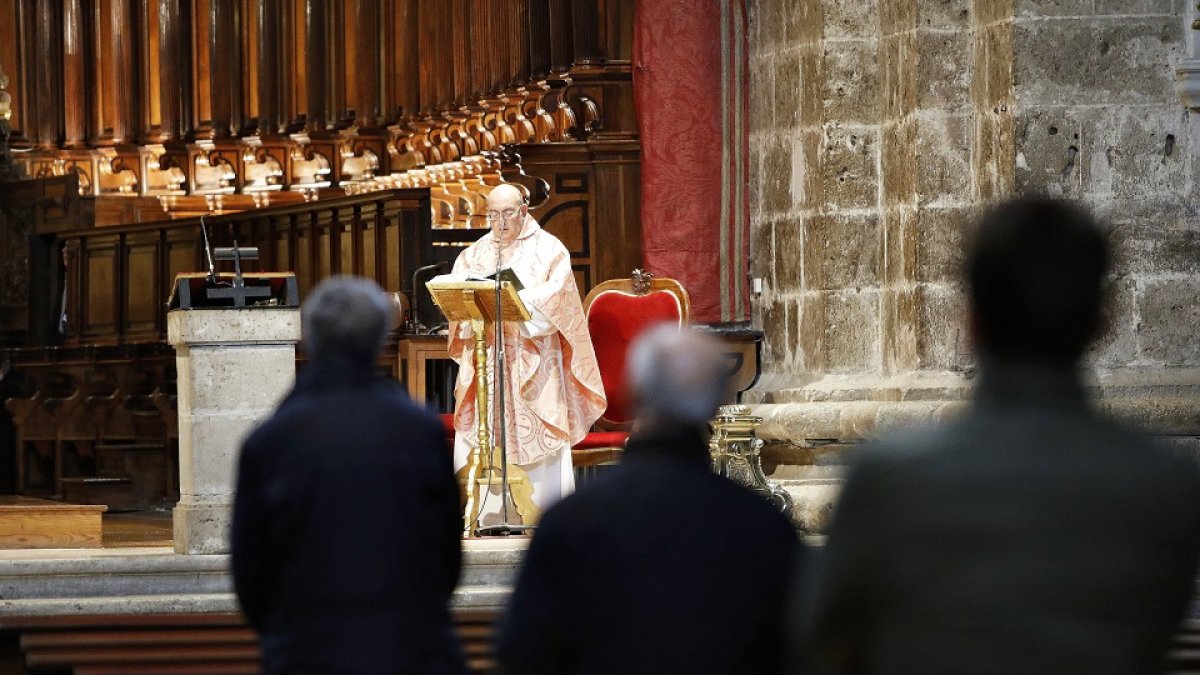 Misa en la catedral de Valladolid el 22 de marzo, horas antes de que la policía la interrumpiera en una misa posterior.- JUAN MIGUEL LOSTAU