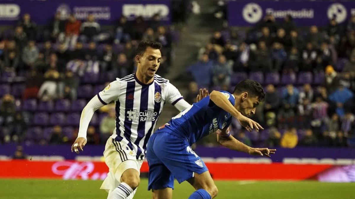 Óscar Plano presiona a Jesús Navas en el partido Real Valladolid-Sevilla.-MIGUEL ÁNGEL SANTOS