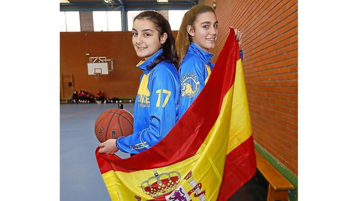 Las jugadoras de Ponce Esther Sevilla y Marina Díaz posan con la bandera de España-J.M. LOSTAU