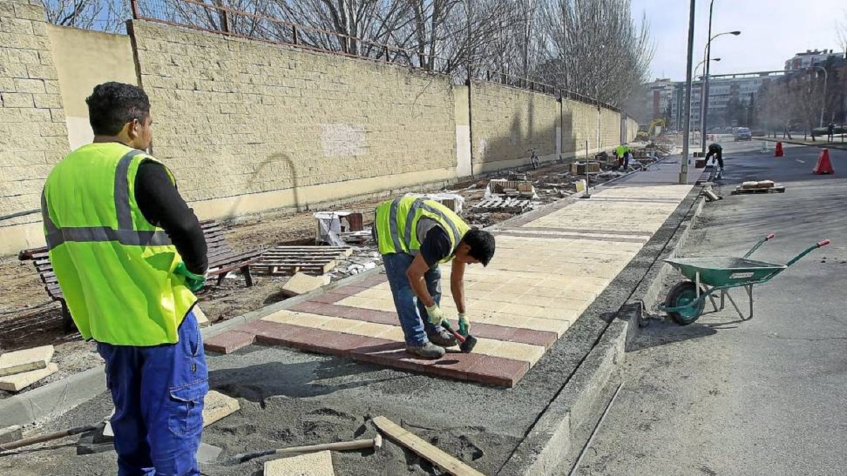 Trabajadores arreglando la acera de la calle Vicente Mortes-J.M.Lostau