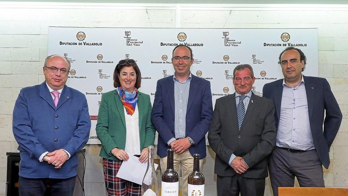 Víctor Alonso, en el centro, durante la clausura del concurso ‘Vino del Museo 2019’, ayer en Peñafiel.-EL MUNDO