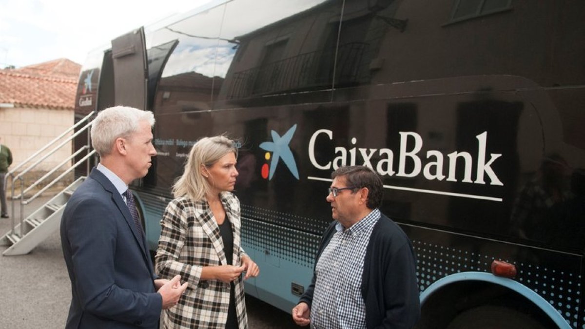 La directora territorial de CaixaBank, Belén Martín, con un ofimovil. -CAIXABANK