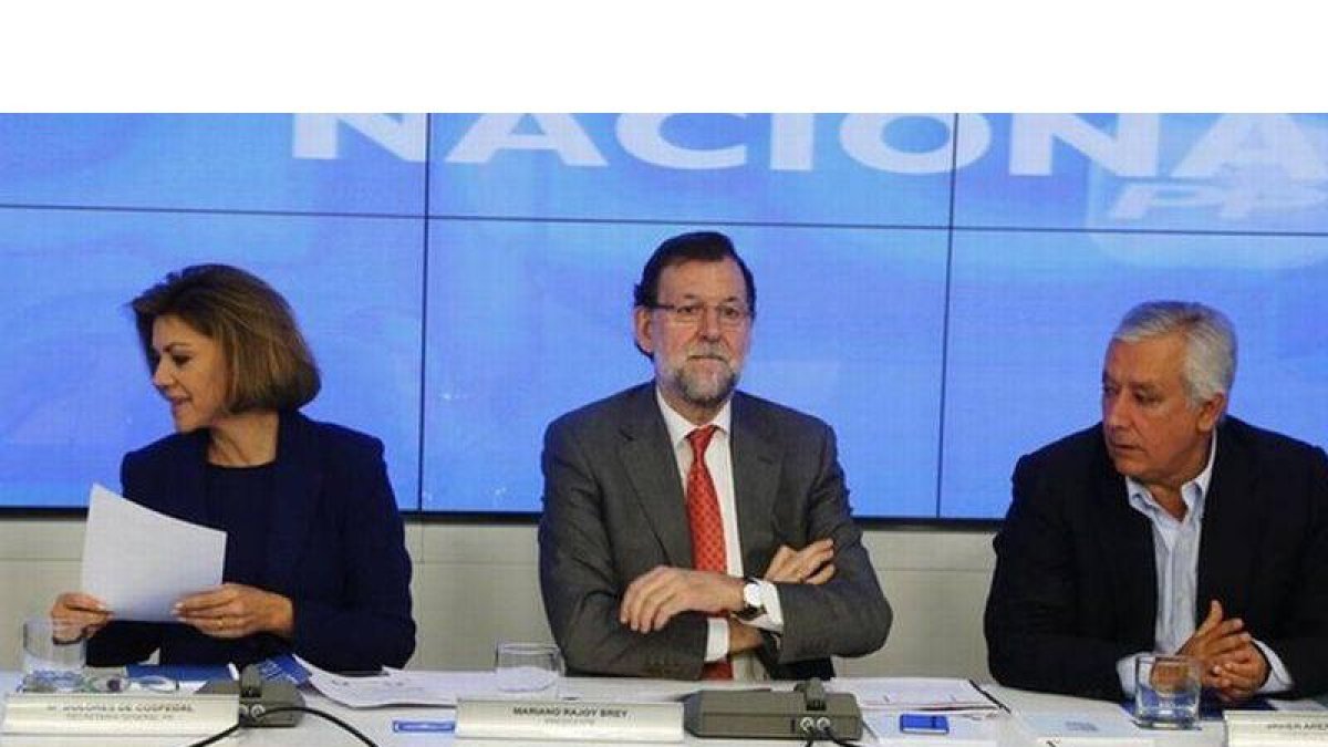 María Dolores de Cospedal, Mariano Rajoy y Javier Arenas, este lunes, en el comité ejecutivo nacional del PP.-Foto:   AGUSTÍN CATALÁN