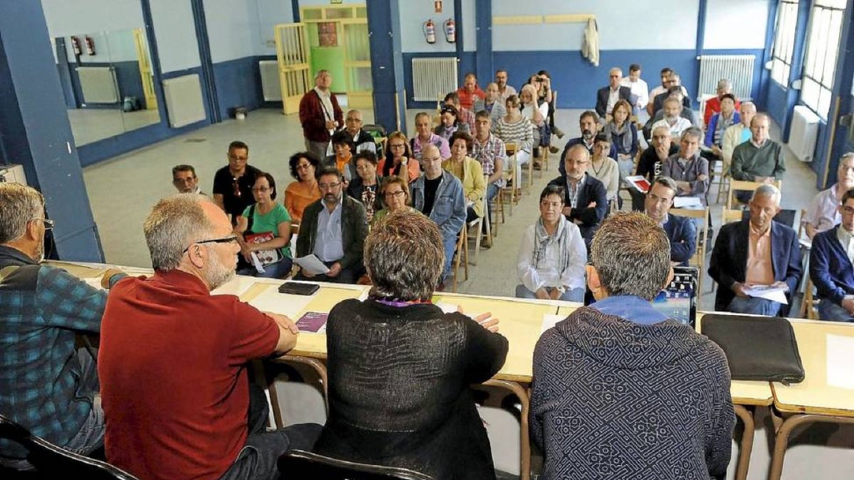 Celebración de la asamblea en un centro cívico de Laguna.-Marta Fernández