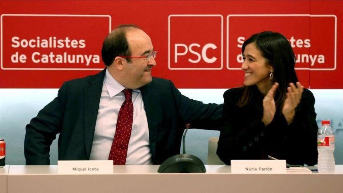 Miquel Iceta y Núria Parlon, en una reunión de la ejecutiva del PSC, el pasado 17 de octubre.-EFE / TONI ALBIR